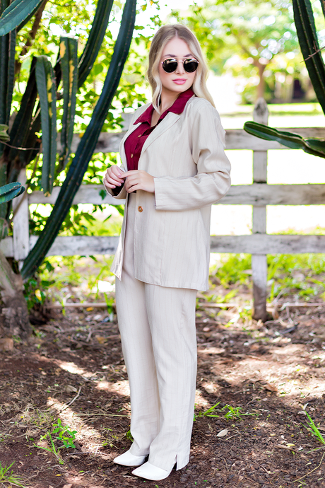 01 conjunto alfaiataria listrado com blazer alongado e calca reta