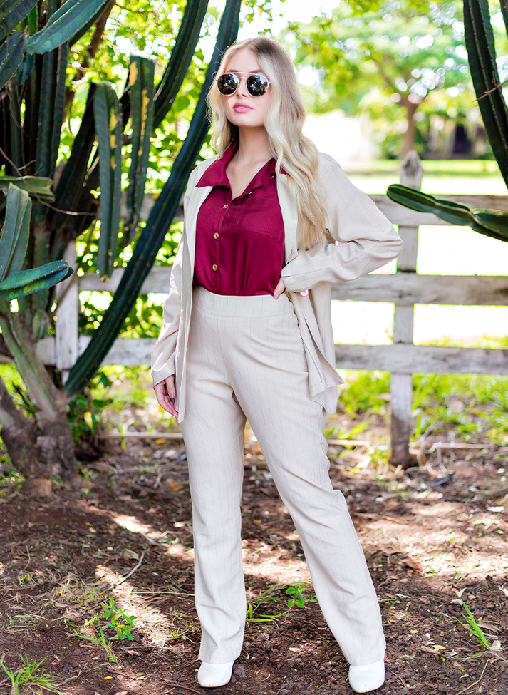 02 conjunto alfaiataria listrado com blazer alongado e calca reta