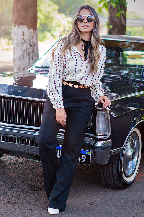 01 calca pantalona em linho com recorte em v