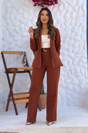 01 conjunto alfaiataria blazer e calca pantalona com cinto