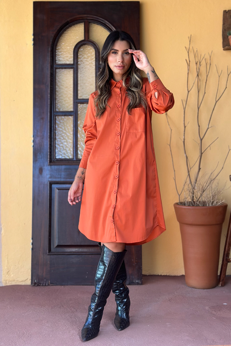 04 chemise curta com broche e barra arredondada