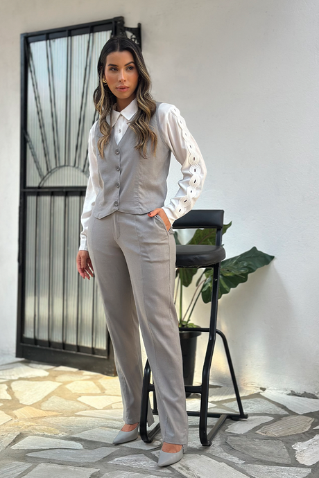 01 calca reta com recorte em linha princesa