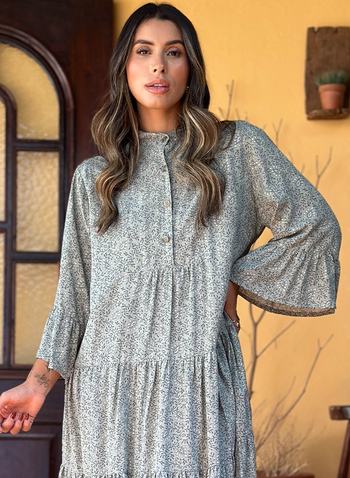 03 vestido curto estampado com franzidos e decote em vista