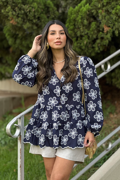 01 blusa bata bordada com peplum em recorte