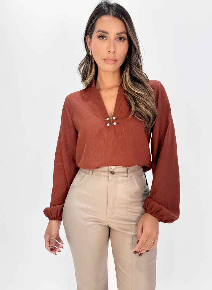 01 blusa bata com abotoaduras no decote