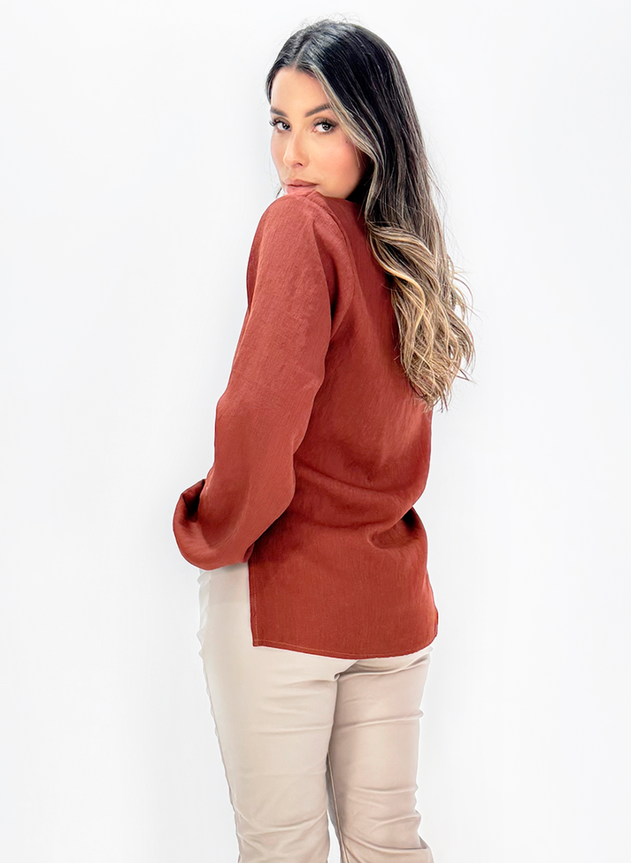 04 blusa bata com abotoaduras no decote