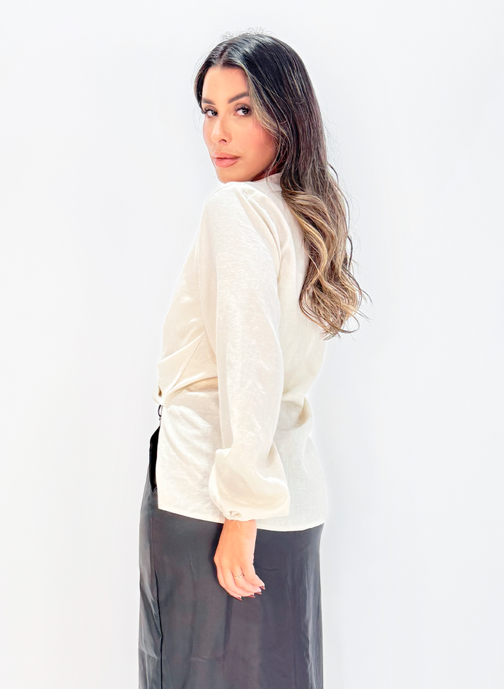 07 blusa bata com abotoaduras no decote