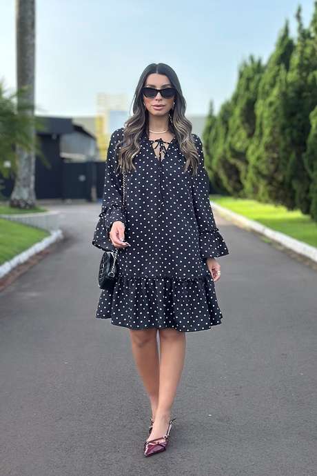 01 vestido curto leve em poa com decote em canaleta e barra em babado