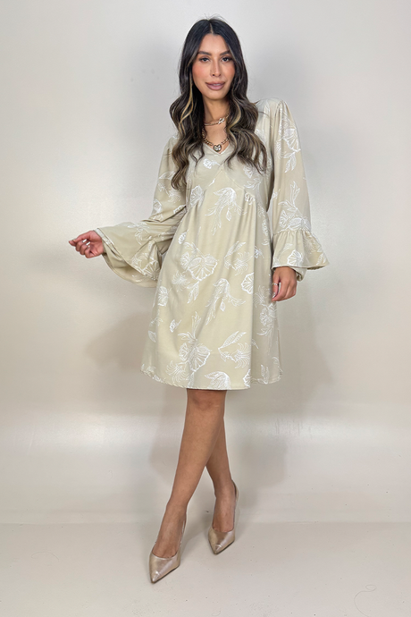 01 vestido curto estampado em arabesco com mangas longas e babado