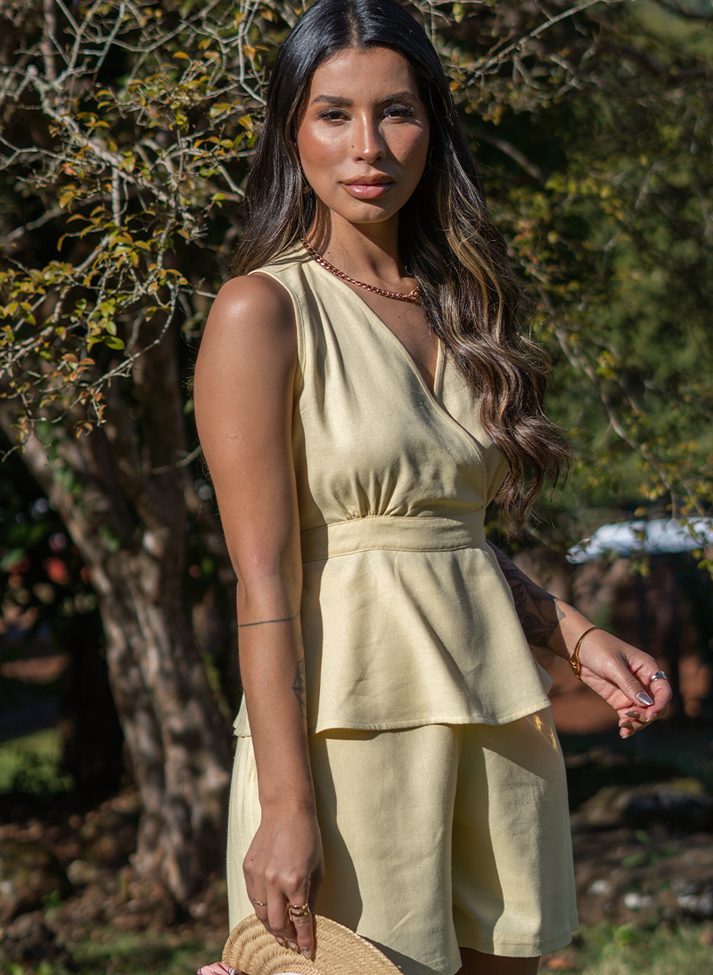 01 conjunto em linho com blusa puplum e shorts evase